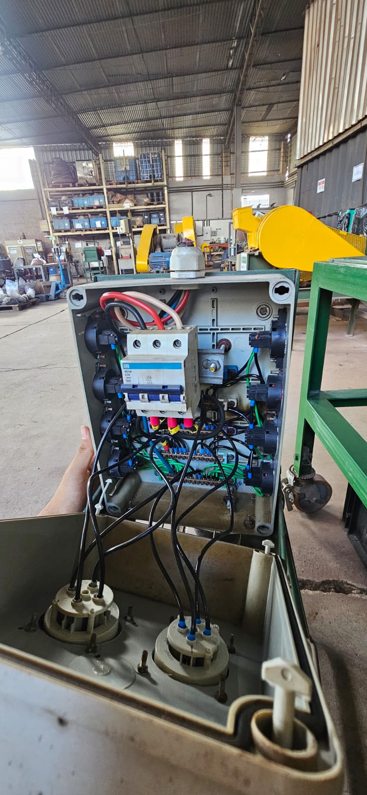 Quadro de comando com disjuntor trifásico instalado em galpão