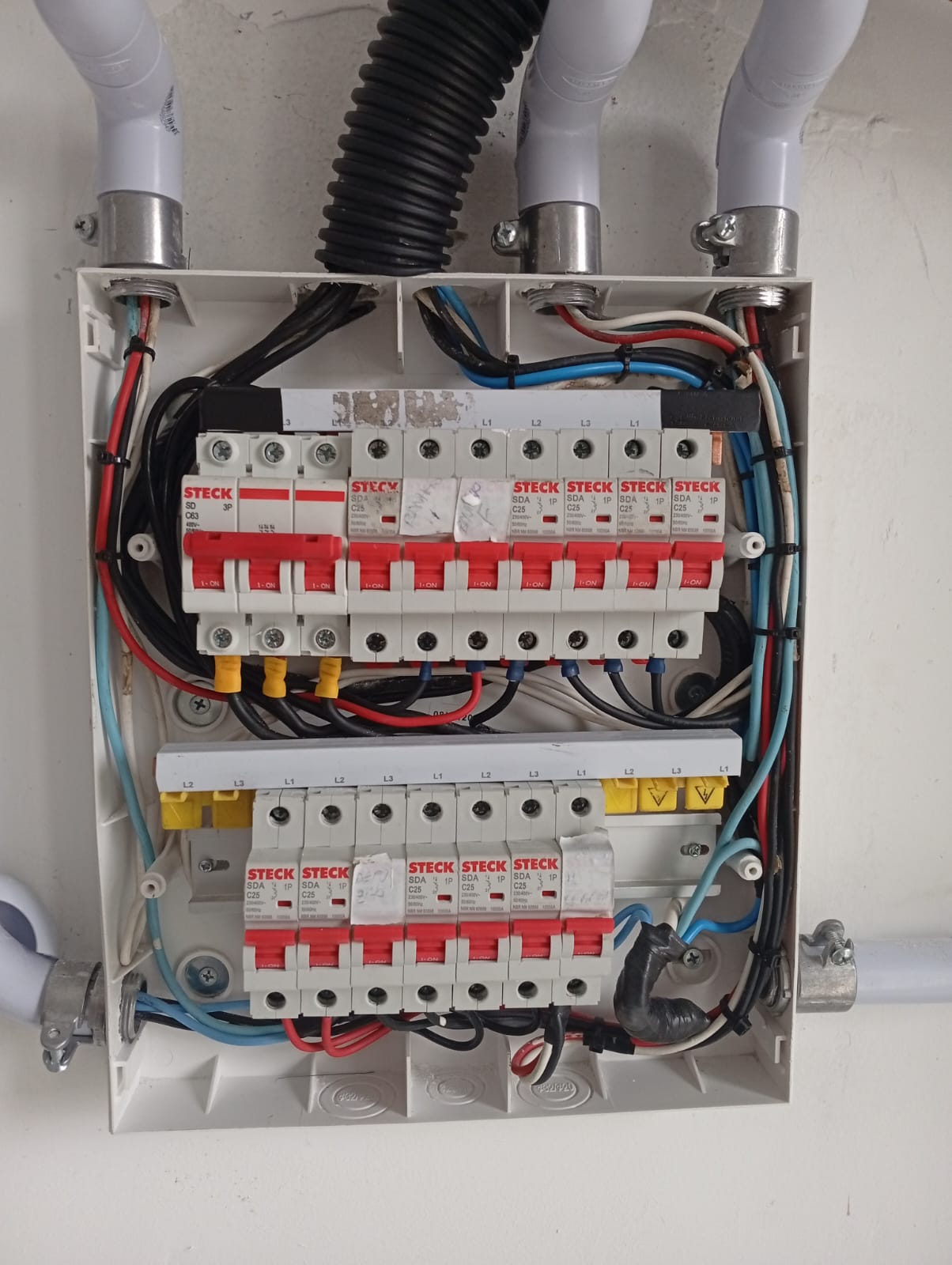 Quadro de disjuntores reorganizado pela JP Elétrica, com cabos identificados e alinhados