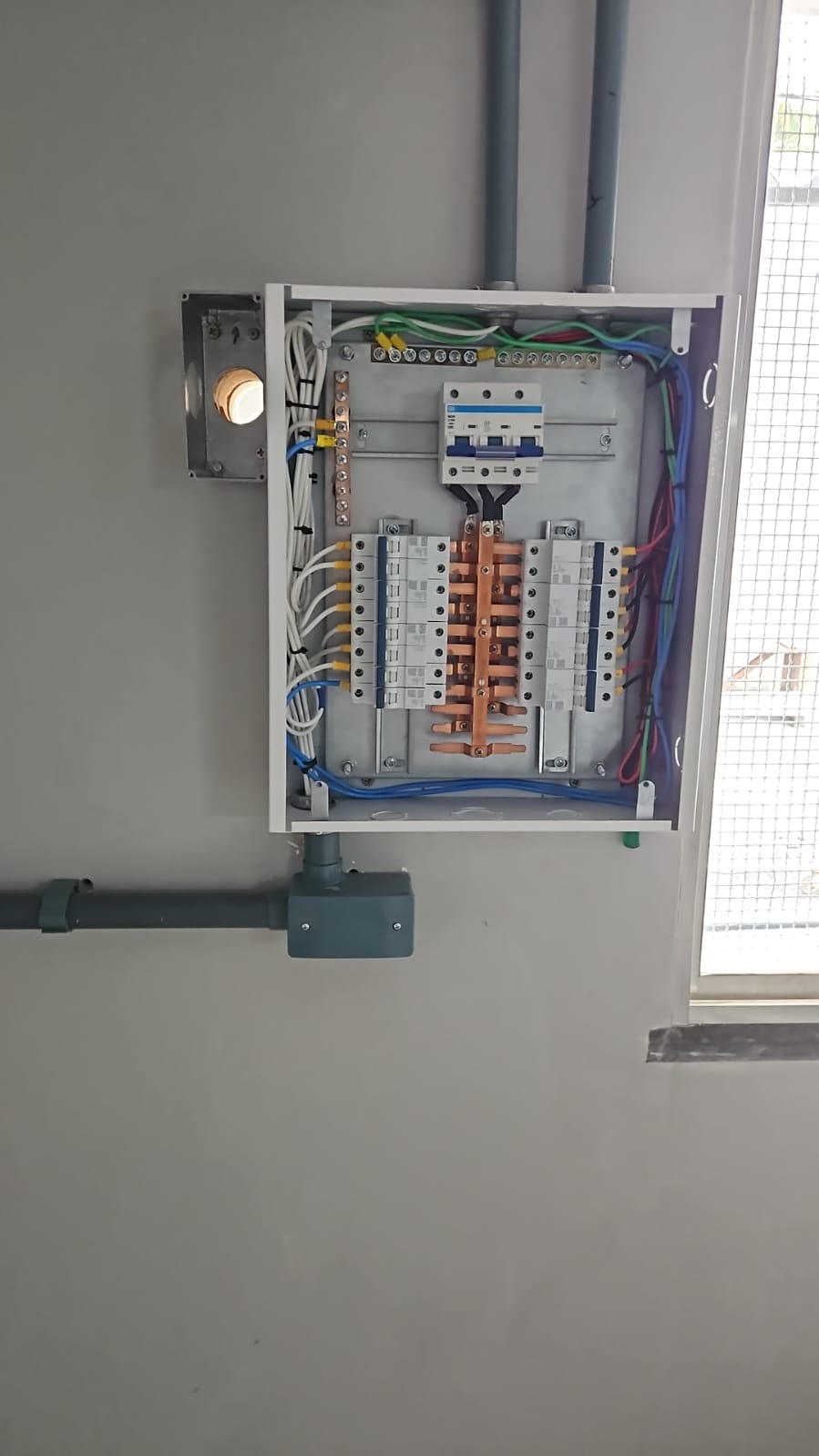 Quadro elétrico organizado com barramento e disjuntores distribuídos por circuito