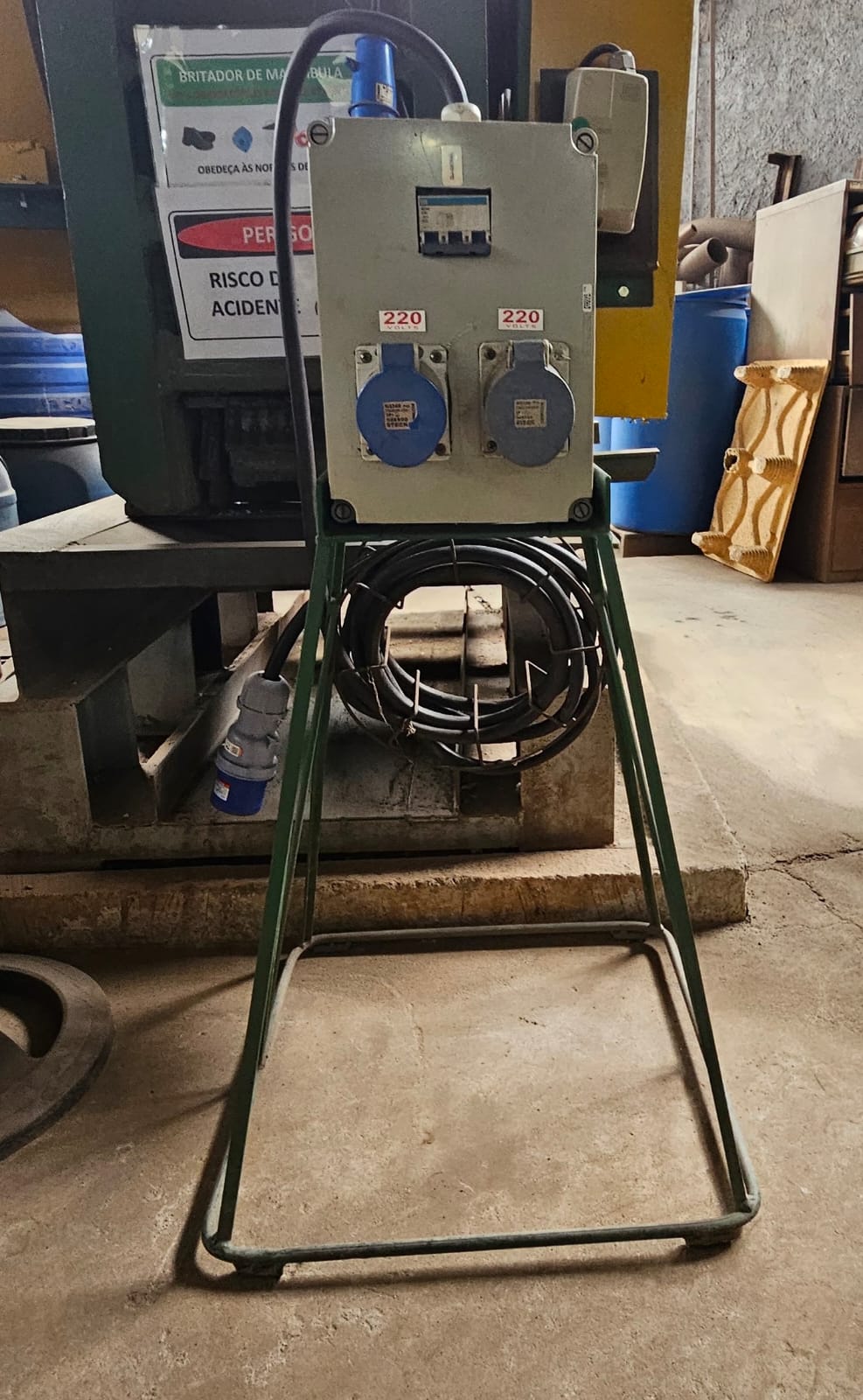 Estação móvel de tomadas 220V com disjuntor, montada em suporte de ferro